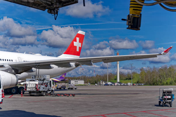 ogon biało-czerwonego szwajcarskiego samolotu zaparkowanego na szwajcarskim lotnisku. - swiss culture airplane airport business zdjęcia i obrazy z banku zdjęć