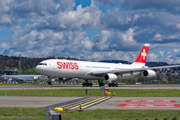 biało-czerwony szwajcarski samolot odlatujący ze szwajcarskiego lotniska. - swiss culture airplane airport business zdjęcia i obrazy z banku zdjęć