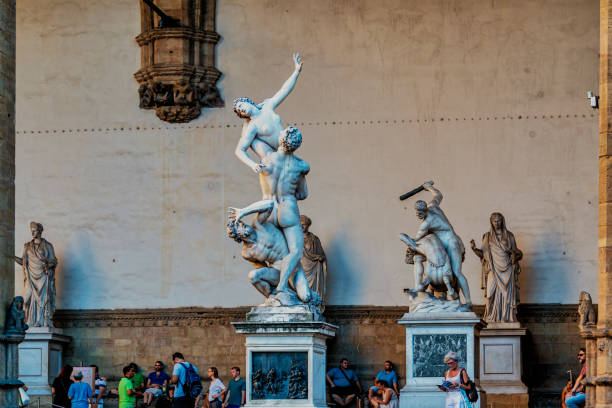 la loggia dei lanzi, o loggia della signoria, en la esquina de la piazza della signoria en florencia, italia, contigua a la galería de los uffizi - galería de esculturas al aire libre de arte antiguo y renacentista. - giambologna fotografías e imágenes de stock