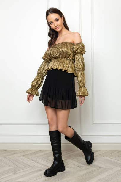 istock Brown-haired young model wearing autumn concept clothes. 1484825426