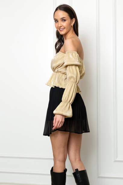 istock Brown-haired young model wearing autumn concept clothes. 1484825483