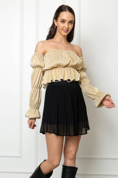 istock Brown-haired young model wearing autumn concept clothes. 1484825515