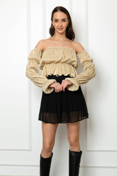 istock Brown-haired young model wearing autumn concept clothes. 1484825657