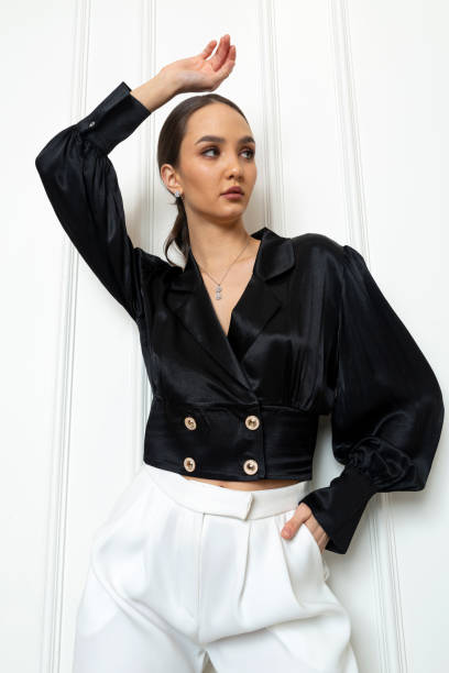 istock Brown-haired young model wearing autumn concept clothes. 1484826171