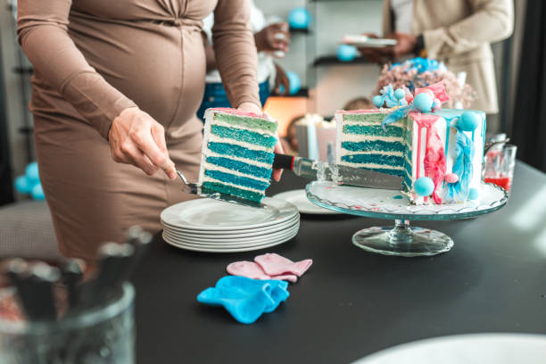 gâteau surprise bleu lors d’une fête de révélation de genre - human pregnancy baby shower image color image photos et images de collection