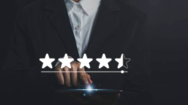 homme d’affaires pour donner une note de cinq étoiles pour l’excellent service fourni avec les normes iso et les mesures de contrôle de la qualité. la société a reçu la satisfaction de la clientèle et les commentaires et commentaires. - rating ranking quality control aspirations photos et images de collection