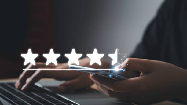 homme d’affaires pour donner une note de cinq étoiles pour l’excellent service fourni avec les normes iso et les mesures de contrôle de la qualité. la société a reçu la satisfaction de la clientèle et les commentaires et commentaires. - rating ranking quality control aspirations photos et images de collection