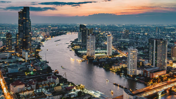 paisagem urbana iluminada de bangkok chao phraya river thailand sunset panorama - província de bangkok - fotografias e filmes do acervo