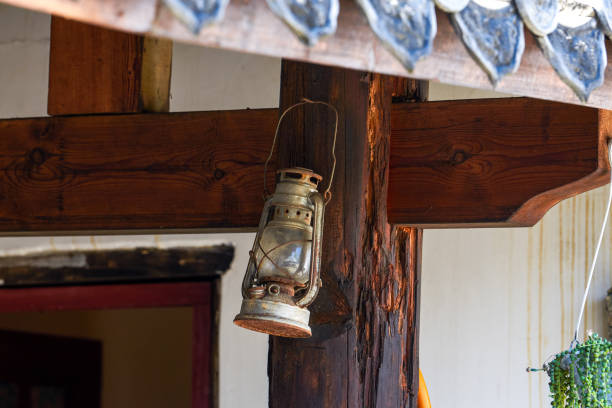 木の杭にぶら下がっているレトロな灯油ランプの接写 - hurricane lamp ストックフォトと画像