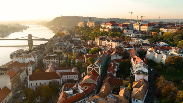 vista aérea del horizonte de budapest con el palacio real del castillo de buda y el río danubio al amanecer, hungría - budapest aerial view royal palace of buda hungary fotografías e imágenes de stock