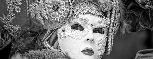 화려한 카니발 마스크를 착용 하는 아름 다운 여자의 클로즈업 초상화 - mardi gras close up veneto italy 뉴스 사진 이미지