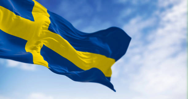 государственный флаг швеции развевается в ясный день - day sky swedish flag banner стоковые фото и изображения