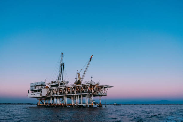 foto grande angular de uma plataforma de petróleo off-shore ao anoitecer perto de huntington beach - oil rig sea oil well oil drill - fotografias e filmes do acervo