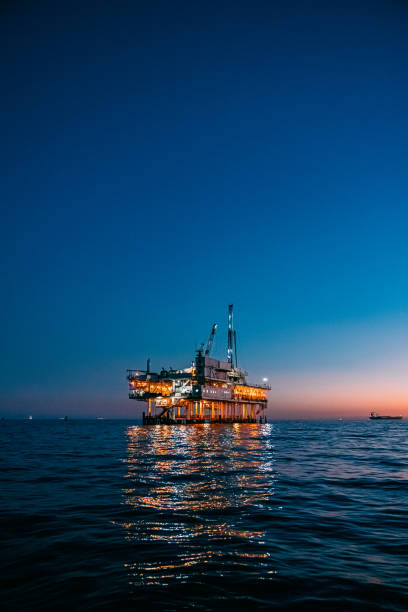 retrato de uma plataforma de perfuração de petróleo offshore ao anoitecer perto de huntington beach com espaço de cópia - oil rig sea oil well oil drill - fotografias e filmes do acervo
