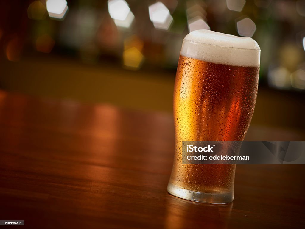 Pinta de cerveza en el Bar - Foto de stock de Bar libre de derechos