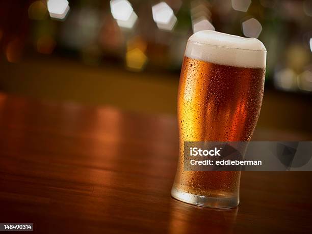 Pinta De Cerveza En El Bar Foto de stock y más banco de imágenes de Bar - Bar, Madera - Material, Bebida alcohólica