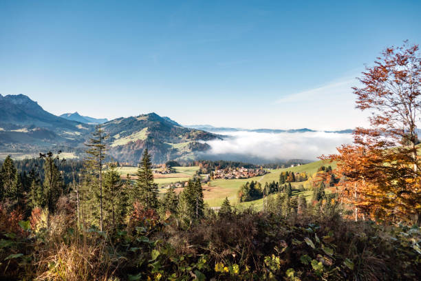 mar de nevoeiro no outono, a aldeia finsterwald em entlebuch, património mundial da unesco, cantão lucerna, suíça - emme valley - fotografias e filmes do acervo