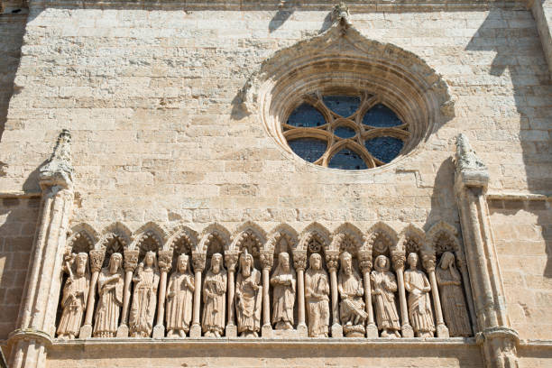 belas esculturas de pedra. fachada da catedral de santa maria, ciudad rodrigo - church window rose window old - fotografias e filmes do acervo