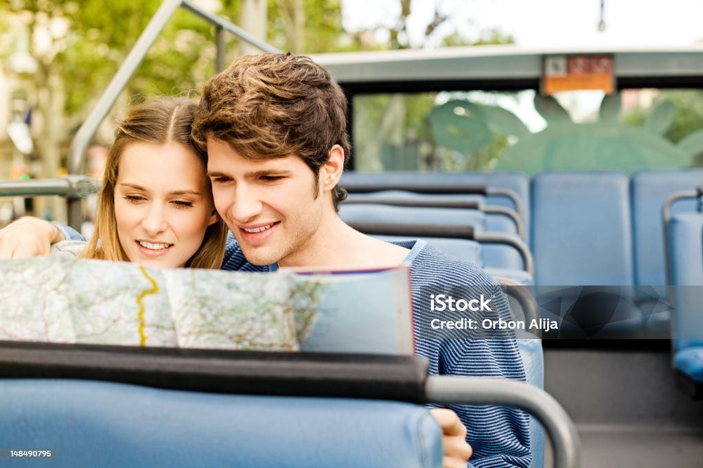 Turismo jovem Casal em um autocarro Turístico de - Royalty-free Autocarro de Dois Andares Foto de stock