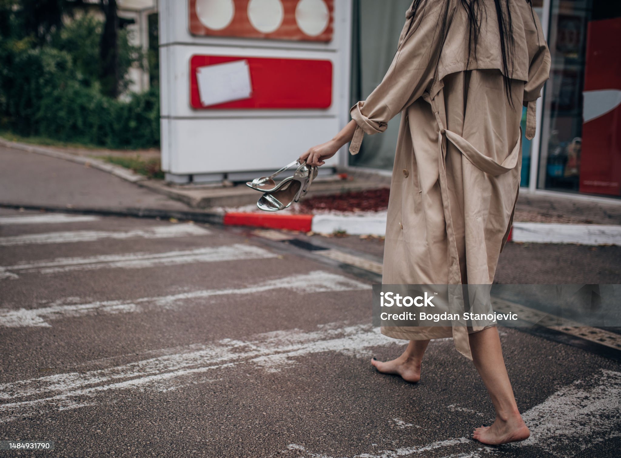 https://media.istockphoto.com/id/1484931790/photo/a-young-woman-is-walking-down-the-street.jpg?s=2048x2048&w=is&k=20&c=uS1l3Ap2SnEcjNGYc6KRE8FGxPG9GqO85M04bDgr7Ks=