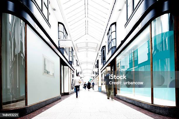 Foto de Moderno De Compras e mais fotos de stock de Shopping center - Shopping center, Fazer Compras, Comércio - Consumismo