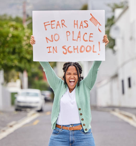 retrato de protesto, cartaz e gritos de estudantes por apoio aos direitos humanos, segurança do controle de armas dos eua ou parar tiroteio em escolas. bandeira da cidade, justiça global e mulher negra adolescente se mobilizam por mudança na lei do gove - university education screaming shouting - fotografias e filmes do acervo