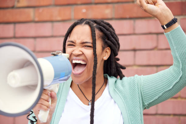 Speaker, protest or angry black woman with speech announcement for politics, equality or human rights. Young feminist leader, stop or loud gen z girl shouting for justice or help on wall background oradora, protesta o mujer negra enojada con anuncio de discurso para la política, la igualdad o los derechos humanos. joven líder feminista, detenida o ruidosa niña de la generación z gritando por justicia o ayuda en el fondo de la pared