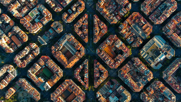 barcelona luftaufnahme des wohnviertels eixample von barcelona, katalonien, spanien. berühmtes städtisches raster - avenida diagonal stock-fotos und bilder