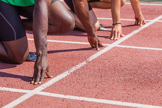 due atleti pronti per la gara - rivalry starting block track and field athlete track and field foto e immagini stock