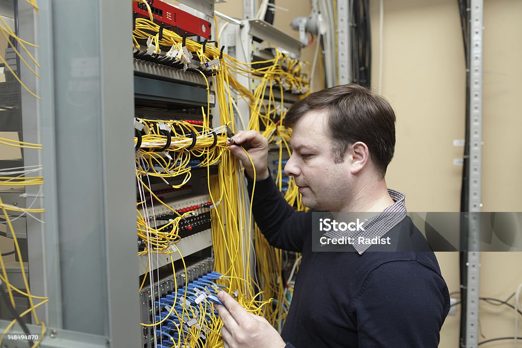 Ingeniero jumpering de red de fibra óptica - Foto de stock de Fibra óptica libre de derechos