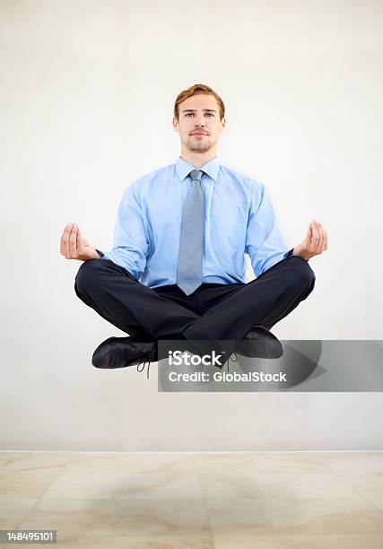 Foto de Focado Em Negócios e mais fotos de stock de Levitação - Levitação, Flutuar no Ar, Pessoas