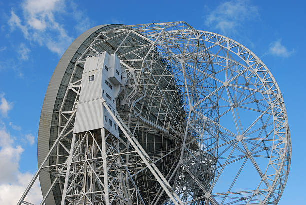 jodrell bank telescópica en cheshire, inglaterra - jodrell bank radio telescope dish cheshire astronomy telescope observatory fotografías e imágenes de stock
