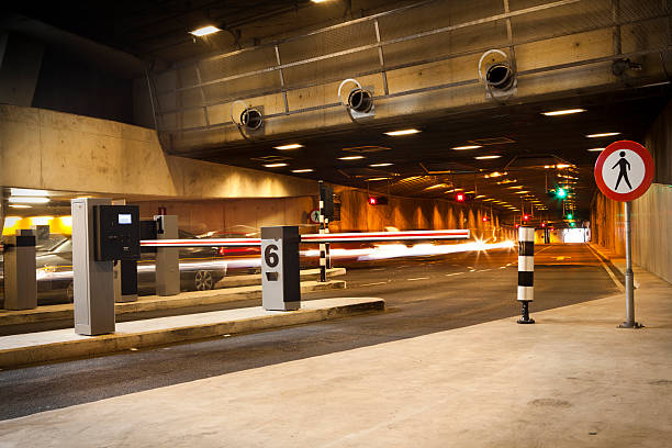 la entrada al garaje de estacionamiento sin servicio de valet - boundary parking security barrier gate fotografías e imágenes de stock