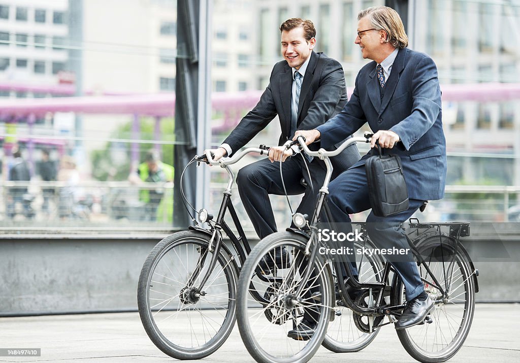 Deux hommes d'affaires équitation vélos. - Photo de Directeur général libre de droits