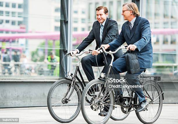 Dois Empresários Equitação Bicicletas - Fotografias de stock e mais imagens de Ciclismo - Ciclismo, Diretor Executivo de Empresa, Adulto