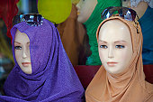 muslimische-frau-headcovering-mit-puppen.jpg?b=1&s=170x170&k=20&c=6FSRlD8rMkDeJ4LE2w2oEzREnYlhaQJESwpR-hfxmqw=