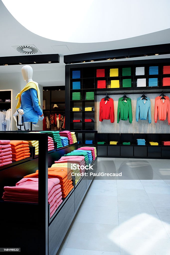 Intérieur de magasin de vêtements colorés - Photo de Multicolore libre de droits