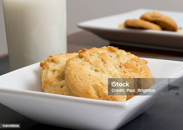 Foto de Cookies Com Gotas De Chocolate e mais fotos de stock de Ardósia - Ardósia, Assado no Forno, Bebida