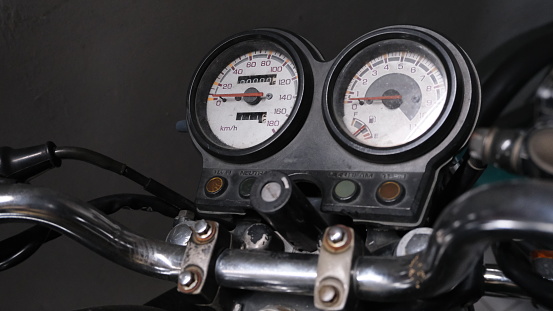 Analog speedometer of a clutch motorcycle