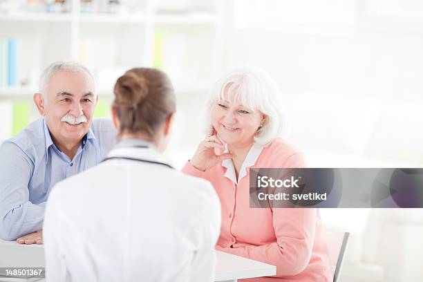 Altes Paar Im Doctors Office Stockfoto und mehr Bilder von Seniorenpaar - Seniorenpaar, Arzt, Besuchen