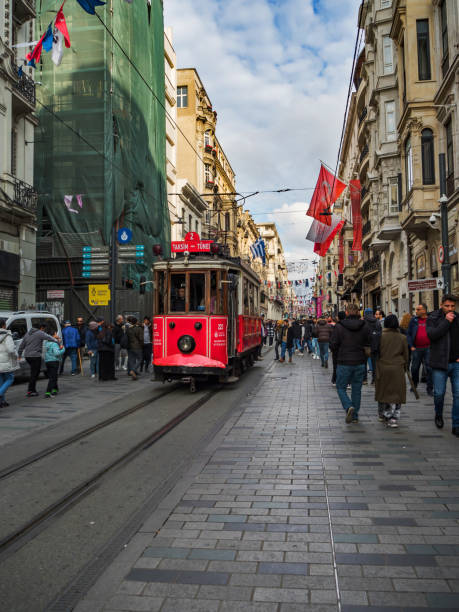 붉은 희귀 트램이 istiklal 거리를 따라 타고 많은 사람들이 있습니다. - concepts and ideas travel locations architecture and buildings time 뉴스 사진 이미지