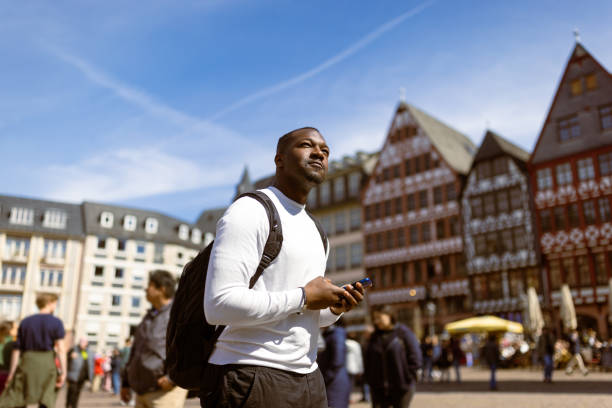 erkundung des römerplatzes in frankfurt: lässiger schwarzer tourist wagt sich auf den römerplatz - frankfurt oder stock-fotos und bilder