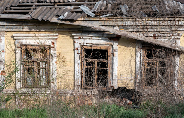 istock destroyed and burned houses 1485050560