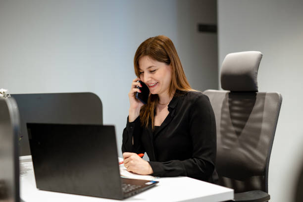istock a female employee meeting with a customer at a computer 1485057168