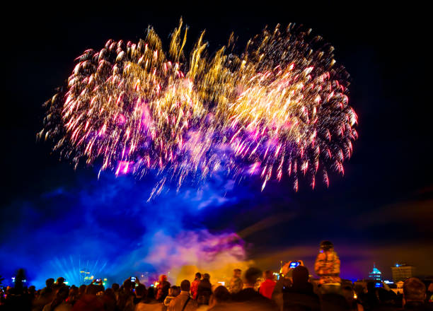 fireworks over the pond in the big city, silhouettes of people on the beach - central america flash imagens e fotografias de stock