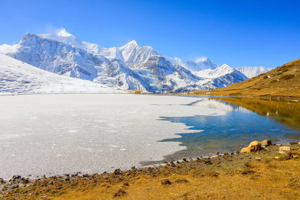 アンナプルナ iii 世とガンガプルナの景色を望むアイス レイク、ネパール、アジア - glacier himalayas frozen lake ストックフォトと画像
