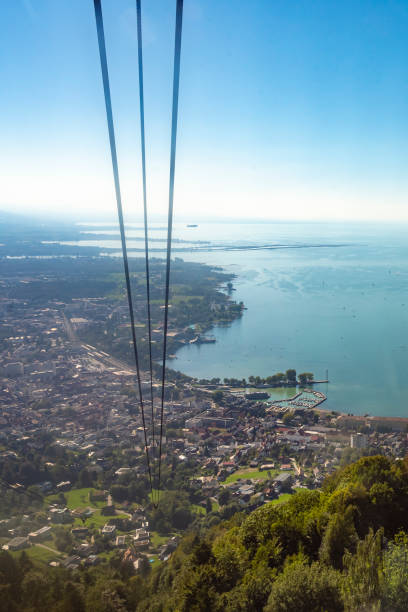 vista su bregenz dalla funivia pfänder pfänderbahn nelle alpi del vorarlberg in austria durante l'estate - bregenz bodensee overhead cable car austria foto e immagini stock