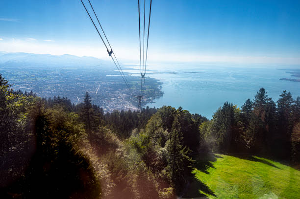 vista su bregenz dalla funivia pfänder pfänderbahn nelle alpi del vorarlberg in austria durante l'estate - bregenz bodensee overhead cable car austria foto e immagini stock