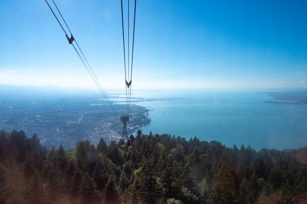 vista su bregenz dalla funivia pfänder pfänderbahn nelle alpi del vorarlberg in austria durante l'estate - bregenz bodensee overhead cable car austria foto e immagini stock