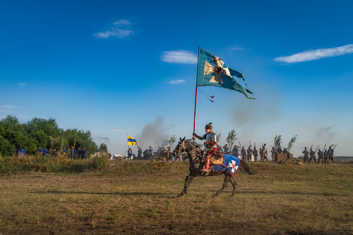 戦場を駆け抜ける旗を持つ騎手グニエフの戦いの歴史的再現 ウマ科のストックフォトや画像を多数ご用意 ウマ科, カステランヌ, カラー画像